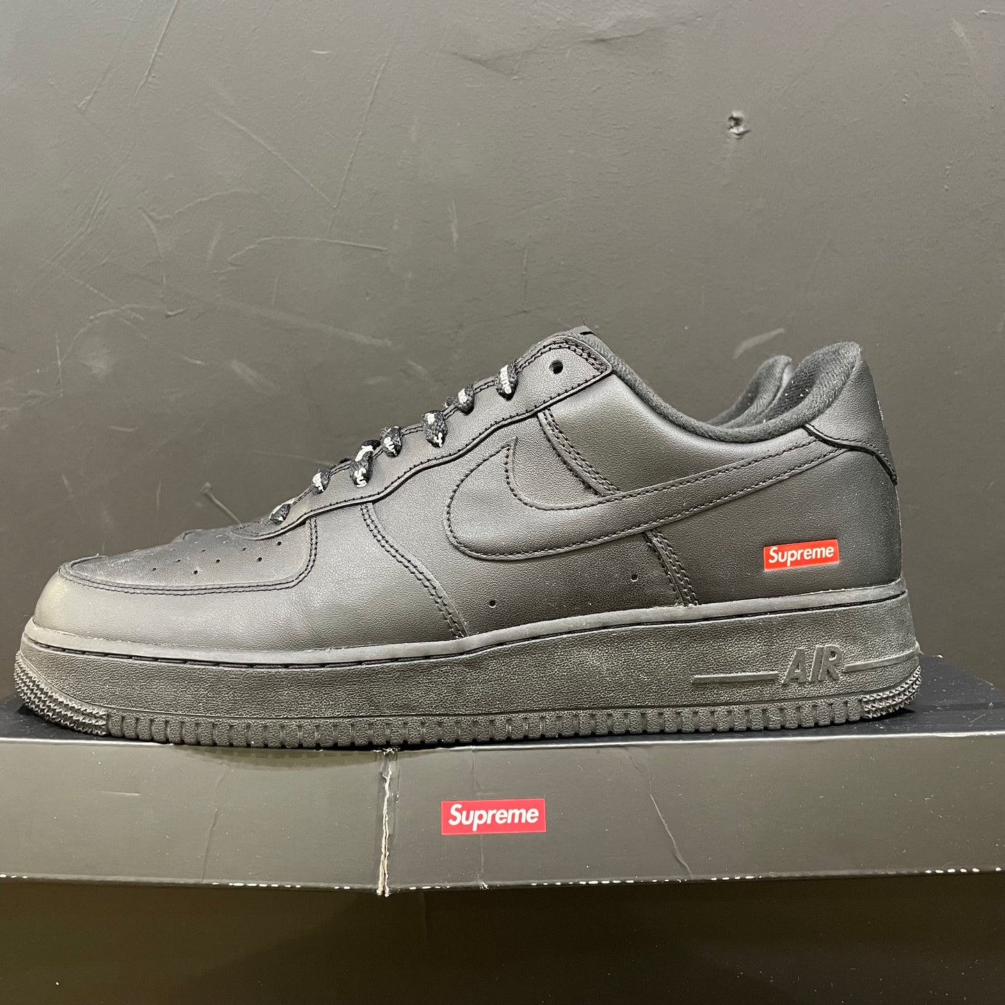 Air Force 1 Supreme (BLACK) (USED)